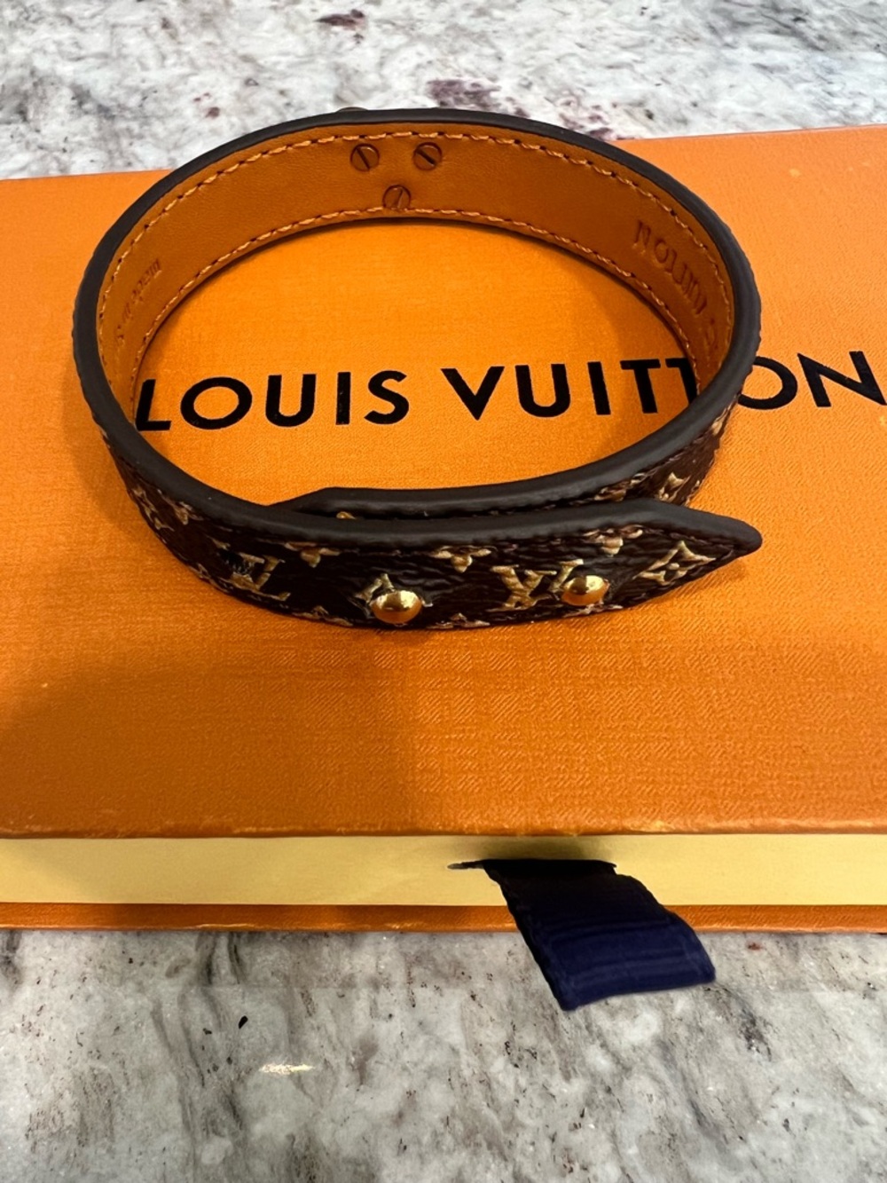 Louis Vuitton Essential V Bracelet (LVXX014) - Picture 9 of 10